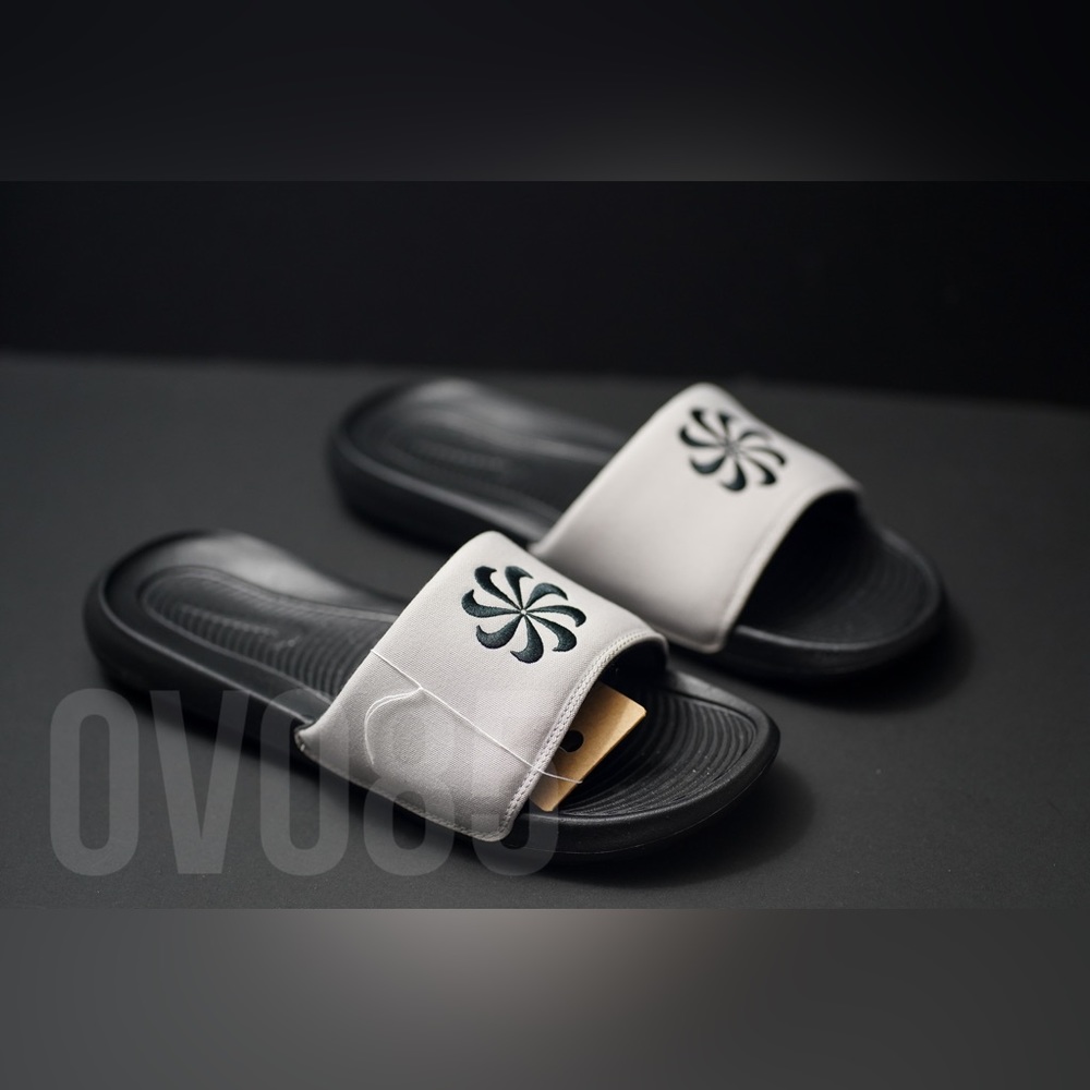 Nike Victori Slides